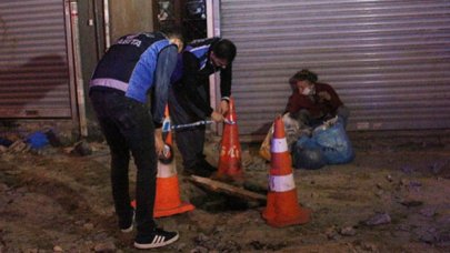 Beyoğlu'nda açık bırakılan kanalizasyon çukuruna kadın düştü