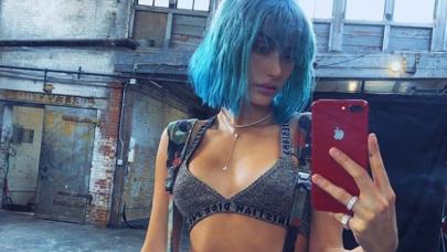 Hailey Baldwin şimdi de turkuaza döndü