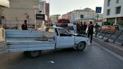 Pendik'te feci kaza; pikap otobüs durağına çarptı, 2 'si çocuk 4 kişi ağır yaralandı