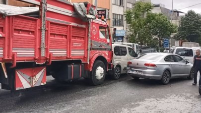 Bayrampaşa'da kamyon park halindeki 8 araca çarptı