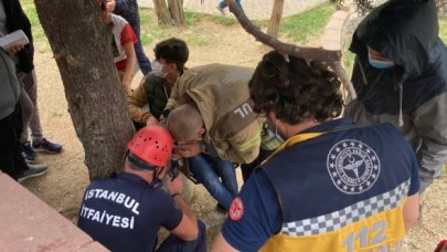 Oturduğu banka parmağını sıkıştıran genci itfaiye kurtardı