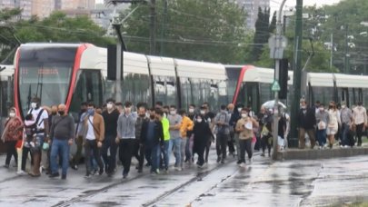 Tramvay yolunda kaza: Seferler aksadı, yolcular yürüdü