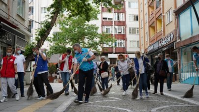 Başkan Gerenli sokakları süpürdü!