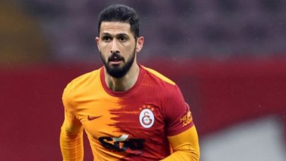 Emre Akbaba imzalıyor