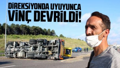 Sürücüsünün direksiyon başında uyuduğu vinç devrildi!