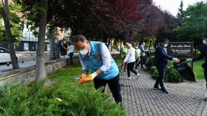 Başkan Çalık çöp topladı