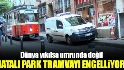 Hatalı park Kadıköy'de tramvayı engelliyor! Dünya yıkılsa umrunda değil