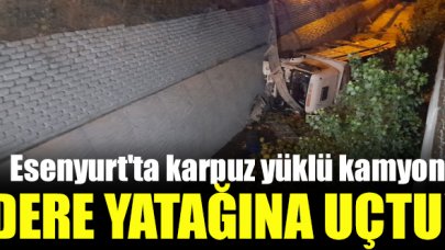 Esenyurt'ta karpuz yüklü kamyon dere yatağına uçtu