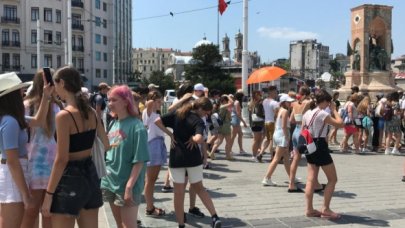 Taksim'e turist akını