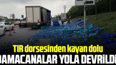 TIR dorsesinden kayan yüzlerce dolu damacana yola devrildi