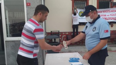 Esenyurt'taki cami, cemevi ve mezarlıklarda maske, su ve tatlı ikramı