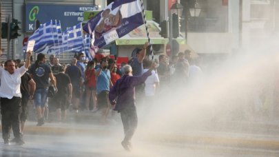 Aşı karşıtları polisle çatıştı