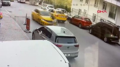 Esenyurt'ta taksinin çocuğa çarpma anı kamerada