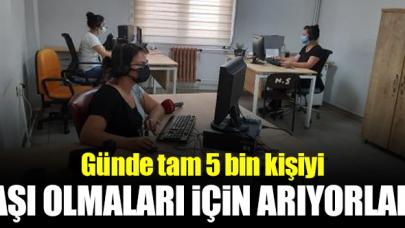 Günde 5 bin kişiyi arayarak aşı olmaları için ikna etmeye çalışıyorlar