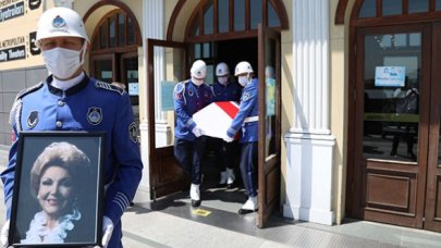 Devlet Sanatçısı Nedret Güvenç için Muhsin Ertuğrul Sahnesi'nde tören