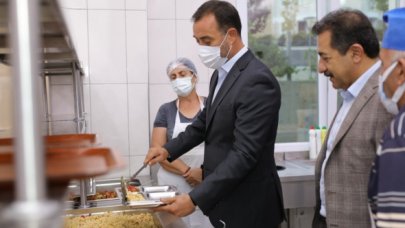 Volkan Yılmaz Silivri Cemevi’nde iftar yemeğine katıldı