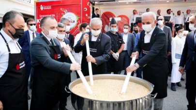 Ümraniye aşure dağıttı