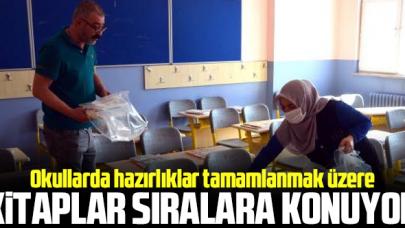 Okullar öğrenciler için hazırlıklar sürüyor... Kitaplar sıraya yerleştirilmeye başlandı