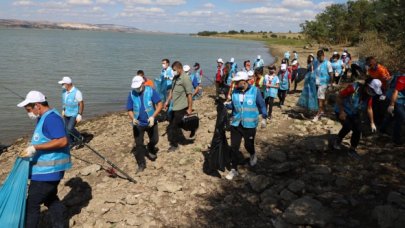 Büyükçekmece Gölü'nün etrafını çöplüğe çevirdiler