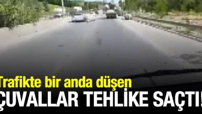 Kartal'da kazaya davetiye; yola düşen çuvallar sürücülere zor anlar yaşattı