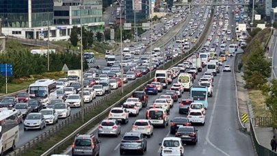 İstanbul'da haftanın ilk günü trafik yoğunluğu ile başladı