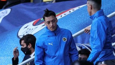 Mesut Özil'den Vitor Pereira'ya sert tepki! Yeleğini fırlattı...