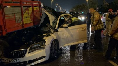 Pendik Sahil yolunda otomobil park halindeki kamyonete çarptı: 4 yaralı