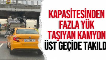 Kapasitesinden fazla yük taşıyan kamyon üst geçide takıldı