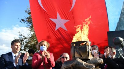 Kadıköy'de Cumhuriyet meşalesi yakıldı