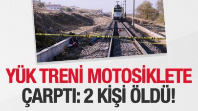 Yük treni motosiklete çarptı: 2 ölü