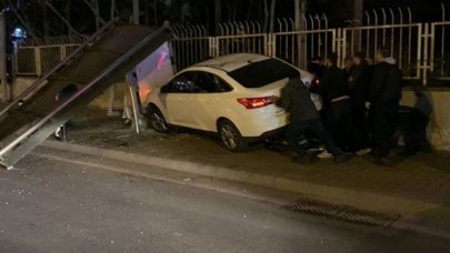 Ataşehir'de otomobil otobüs durağına daldı: 1 ölü 2 yaralı