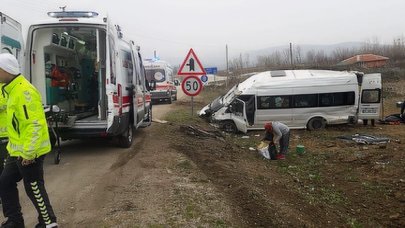 Tarım işçilerini taşıyan minibüs şarampole düştü