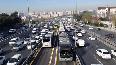 Metrobüs yolunda asfalt yenileme çalışması