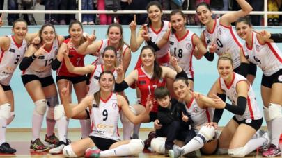 Büyükçekmece Voleybol Akademi'nin liderlik sevinci