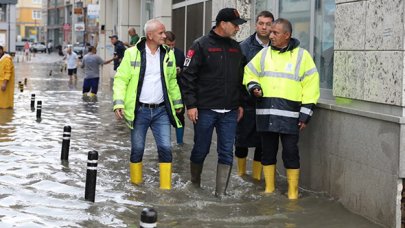 Siyaseti sel aldı