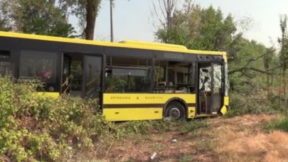 Belediye otobüsü, arızalanan kamyonete çarptı