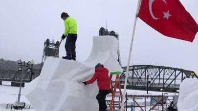 Buzdan heykel yapıp yarıştılar