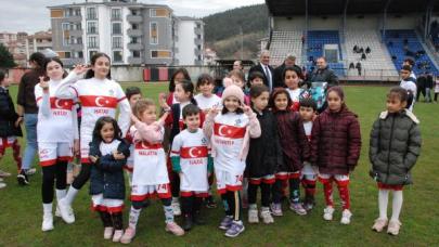 Bartınsporlu futbolcular, 100 depremzede çocukla maç yaptı