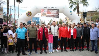 Alanya'da Atatürk Halk Koşusu ve Yarı Maratonu koşuldu