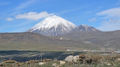 Ağrı'daki Kösedağ'ın zirvesi ilkbaharda karla kaplandı