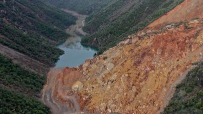 Depremin ardından meydana gelen heyelan vadide doğal gölet oluşturdu