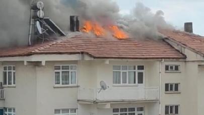 Elazığ'da 3 katlı binanın çatısında yangın