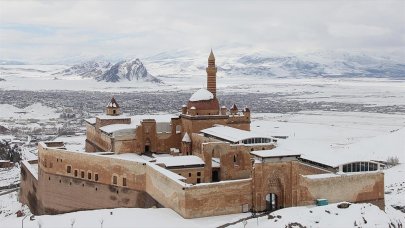 İshak Paşa Sarayı ilkbaharda karlı manzarasıyla ziyaretçilerini ağırlıyor