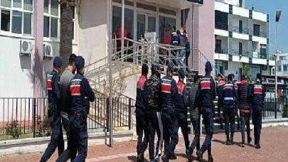 Balıkesir'de 33 kaçak göçmen ile 8 organizatör yakalandı