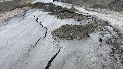 Hakkari'de sağanak nedeniyle yol çöktü