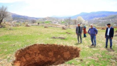 Deprem bölgesinde obruk oluştu