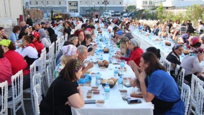 Hatay'da 'Gönül Sofrası', depremde ölenlerin anısına kuruldu; 70 bin kişiye yemek gönderildi