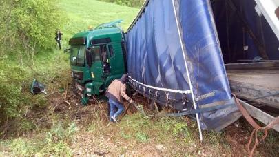 Edirne'de tarlaya giren TIR'ın şoförü yaralandı