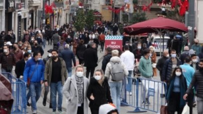 İstiklal caddesi yoğunluk nedeniyle belirli sürelerle kapatıldı