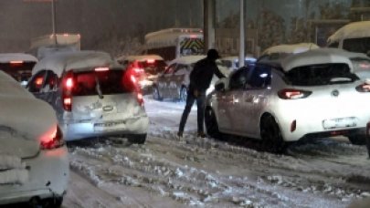 Karda araçlarını bırakıp evlerine yaya gittiler